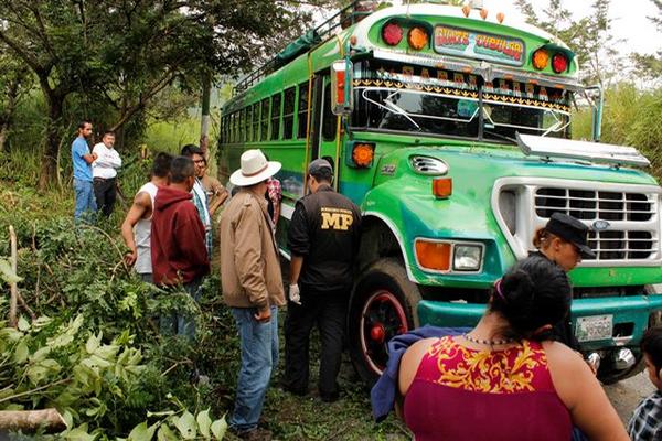 Curiosos observan la unidad donde murió baleado el piloto Feliciano Ruiz, en Rabinal. (Foto Prensa Libre: Carlos Grave)