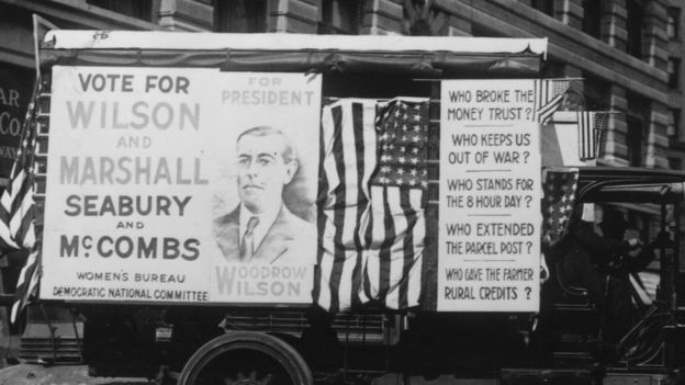 Un carro electoral promociona la reelección de Wilson con consignas como: "¿Quién nos mantuvo afuera de la guerra?". HULTON ARCHIVE / GETTY IMAGES