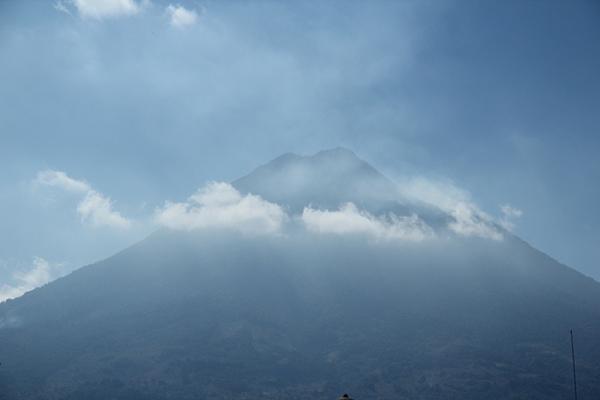 Desde el domingo último se registra un incendio en el volcán de Agua. (Foto Prensa Libre: Miguel López)<br _mce_bogus="1"/>