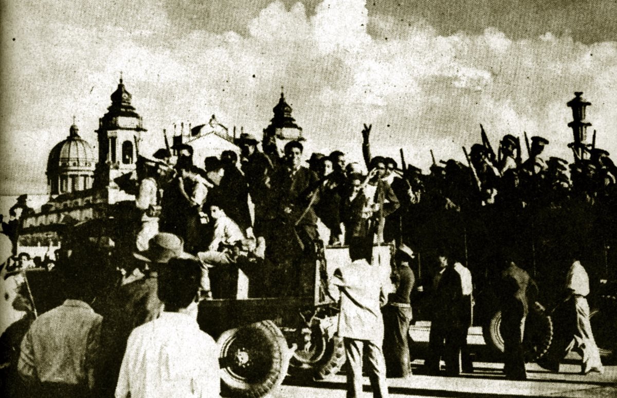 Ciudadanos de todos los estratos celebran el 20 de octubre de 1944 el triunfo de la Revolución en contra de la dictadura militar. (Foto: Hemeroteca PL)