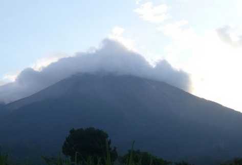 Insivumeh reporta vibraciones con varias horas de duración en el Volcán de Fuego. (Foto Prensa Libre: Insivumeh)