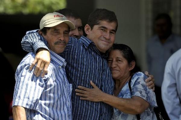 El náufrago salvadoreño es dado de alta y es acompañado por sus padres al salir del hospital. (Foto Prensa Libre:AFP)<br _mce_bogus="1"/>