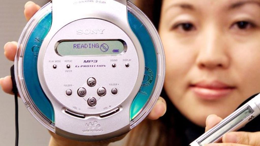Los reproductores de MP3 dejaron de lado los voluptuosos lectores de CD, pero su final también está cerca. (GETTY IMAGES)