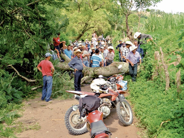 Líderes de comunidades de Casillas bloquean con un árbol el paso por un camino, en protesta por el mal estado de las rutas. (Foto Prensa Libre: Oswaldo Cardona)