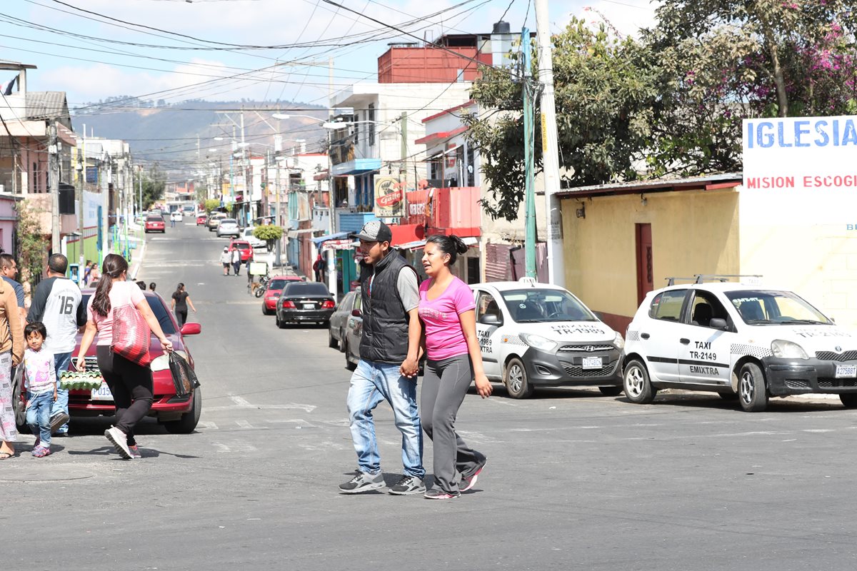 Una de las calles céntricas de la colonia El Milagro, donde los vecinos caminan con tranquilidad durante el día, pero temen salir de noche. (Foto Prensa Libre: Óscar Felipe Q.)