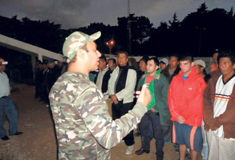 El capitán Byron Lima Oliva usó la disciplina física en la cárcel. Levantaba a los reos a tempranas horas para ejercitarse. Esta fotografía la subió a su muro de Facebook el 14 de septiembre del 2013.