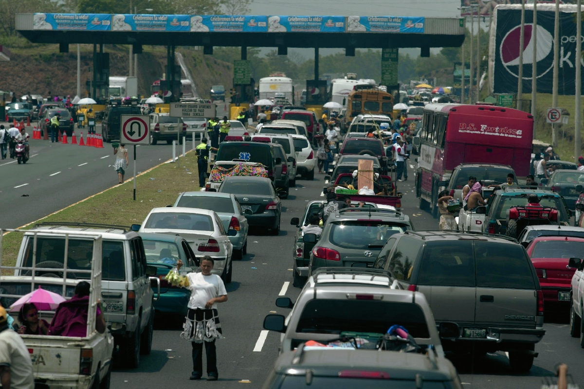 Miles de personas viajan a la provincia durante la Semana Santa. (Foto Prensa Libre: Archivo).