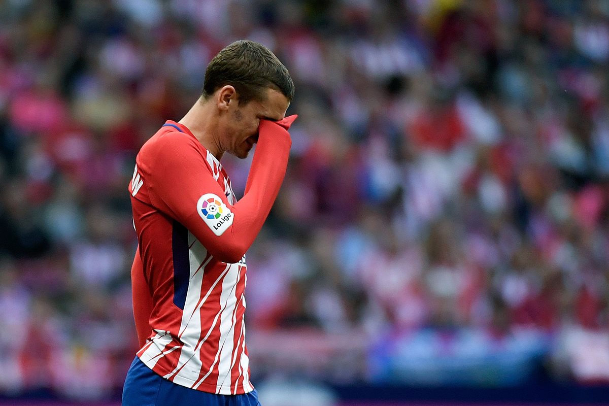Antoine Griezmann vivió duros momentos cuando parte de los aficionados del Atlético le pitaron en el duelo frente al Éibar. (Foto Prensa Libre: AFP)