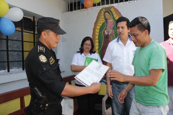 Personal de la Policía Nacional Civil participaron en la entrega a resos de diplomas que facilitó Conalfa. (Foto Prensa Libre: Óscar González)<br _mce_bogus="1"/>