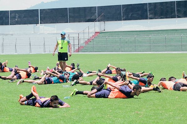 Los panzas verdes no pierden el tiempo, ayer trabajaron intensamente en el estadio Pensativo. (Foto Prensa Libre: Miguel López)
