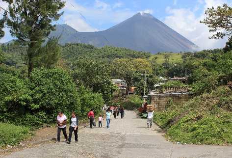 La poca afluencia de excursionistas afecta a la economía de los pobladores de    San Vicente Pacaya.