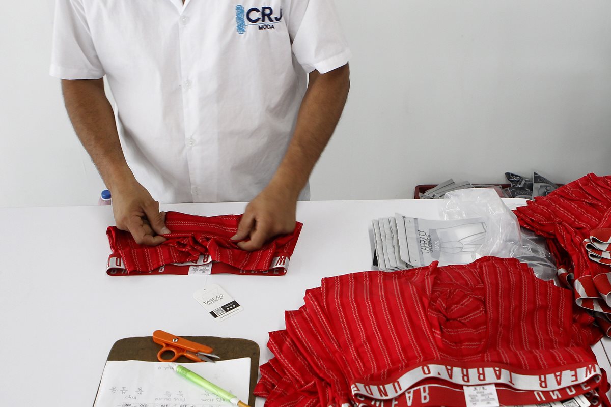 CRJ Moda, una empresa que maquila ropa interior y deportiva para grandes marcas colombianas y ahora proyecta su expansión con clientes en el exterior. (Foto, Prensa Libre: Efe).