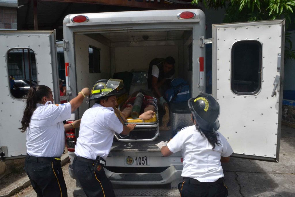 Abner Vargas, fue trasladado por los bomberos voluntarios al Hospital Regional de Zacapa, pero minutos después falleció. (Fotos Prensa Libre: Víctor Gómez).
