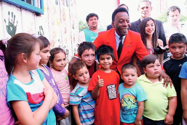El exfutbolista brasileño Pele en su visita al municipio de La Pintana, al sur de Santiago de Chile. (Foto Prensa Libre: EFE)