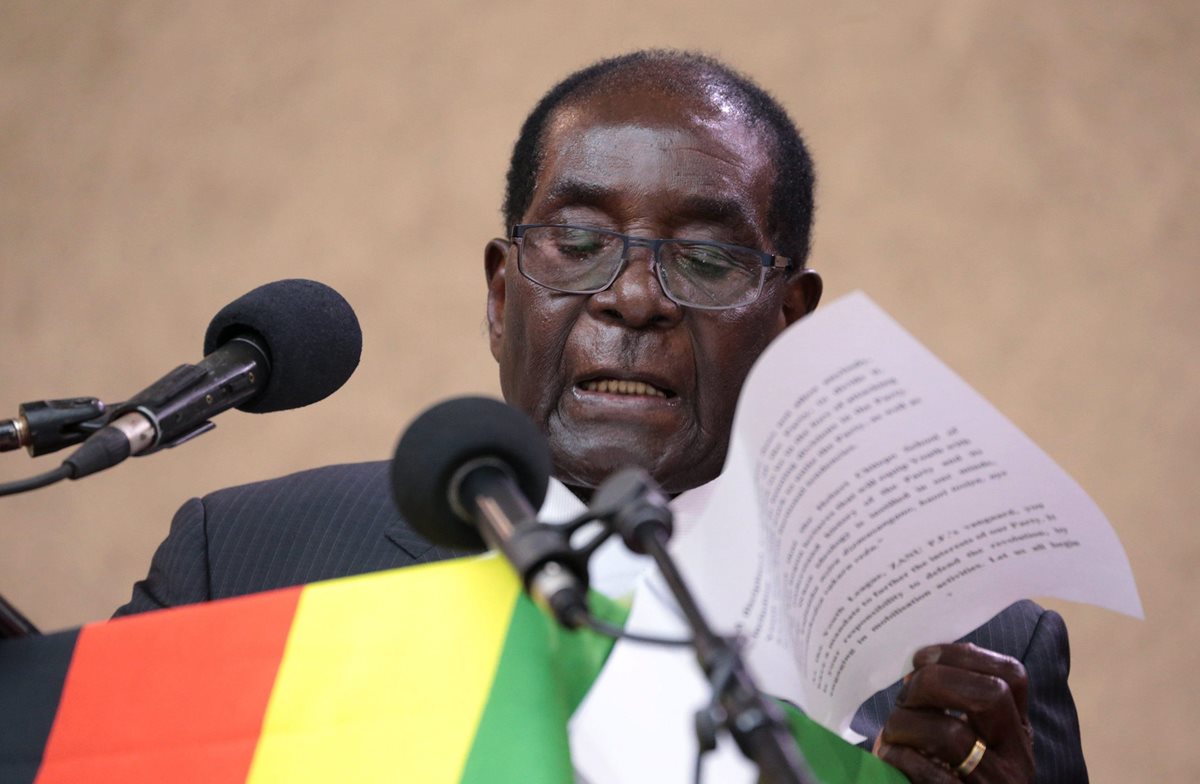Presidente de Zimbabue devela un monumento de sí mismo