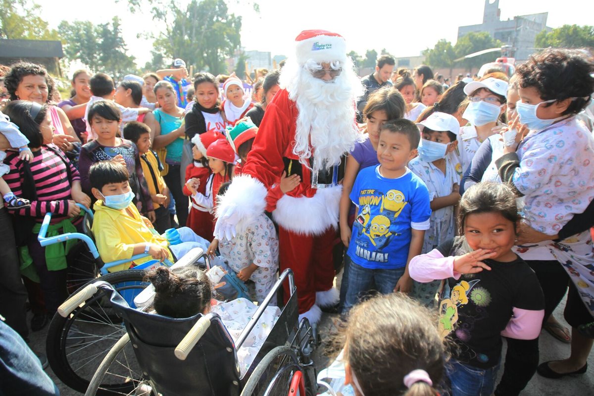 Niños y niñas reciben a Santa Claus en el hospital general San Juan de Dios. (Foto Prensa Libre: Esbin García)