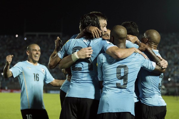Los jugadores uruguayos celebran. (Foto Prensa Libre: AP)
