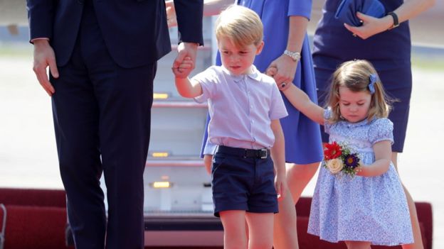El príncipe George y la princesa Charlotte son el tercero y cuarta, respectivamente, en la línea de sucesión al trono británico. REUTERS