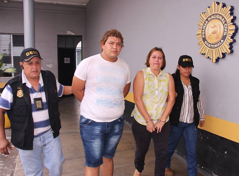 Los dos capturados en Escuintla por el crimen contra una mujer. (Foto Prensa Libre: PNC).
