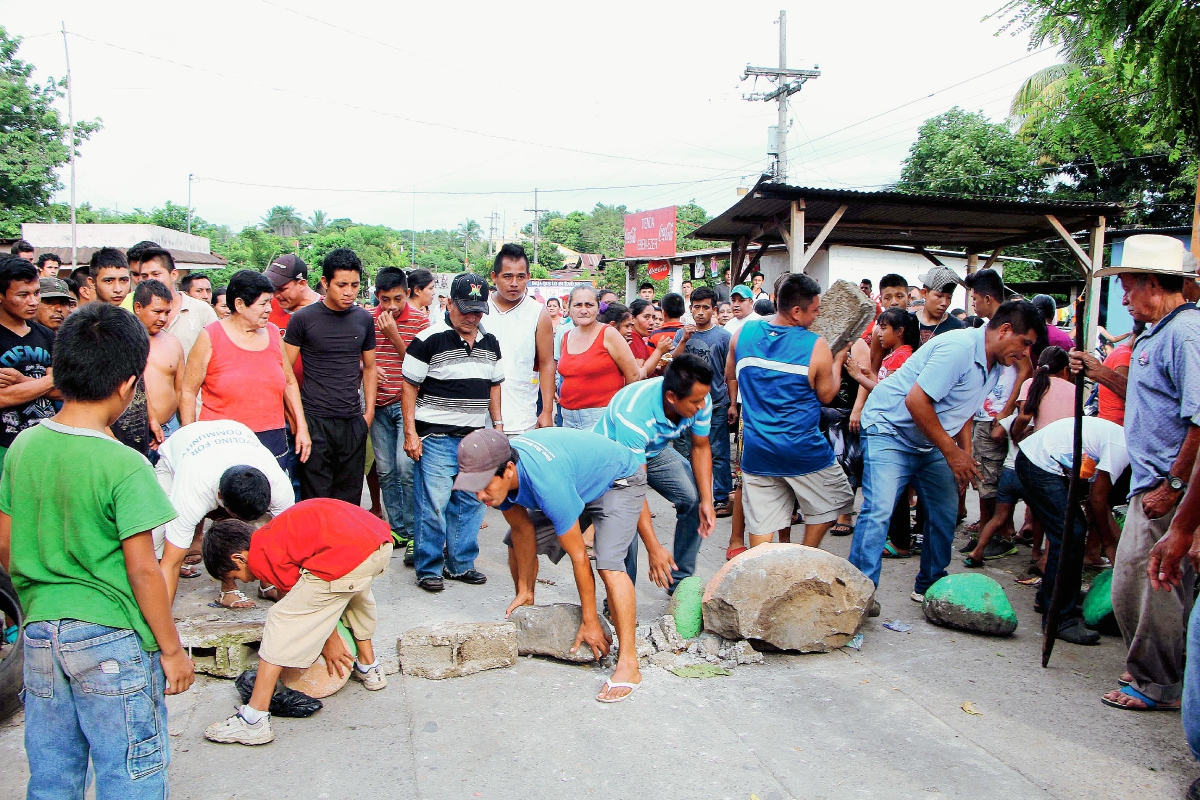 Pobladores de Santa Cruz Muluá, Retalhuleu, bloquean el paso de vehículo en que se desplazaban  trabajadores del INDE, en presión para que ENERGUATE les arreglara servicio eléctrico. (Foto Prensa Libre: Rolando Miranda)