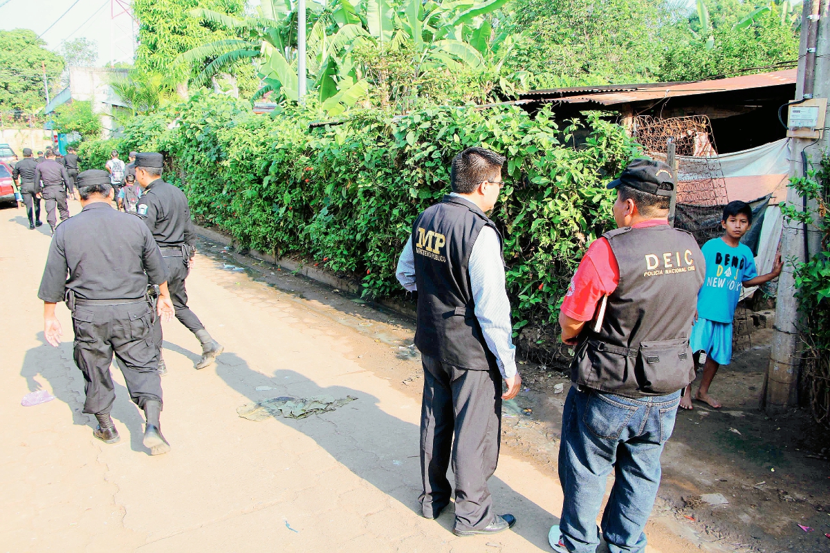 Fiscales del  MP y agentes  de la Deic allanan una vivienda en la colonia El Abrigo, El Asintal, Retalhuleu, en busca de presuntos delincuentes. (Foto Prensa Libre:)