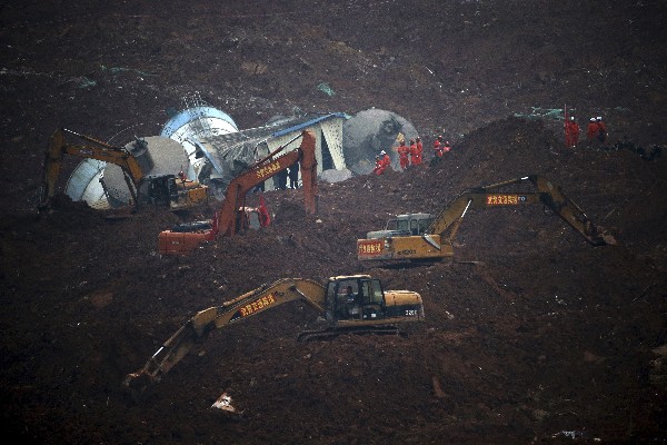 <span class="hps">Equipos de rescate</span> <span class="hps">trabajan</span> <span class="hps">para buscar</span> <span class="hps">sobrevivientes</span> <span class="hps">tras</span>el alud <span class="hps">de tierra</span> <span class="hps">en Shenzhen.</span> (Foto Prensa Libre: AP)