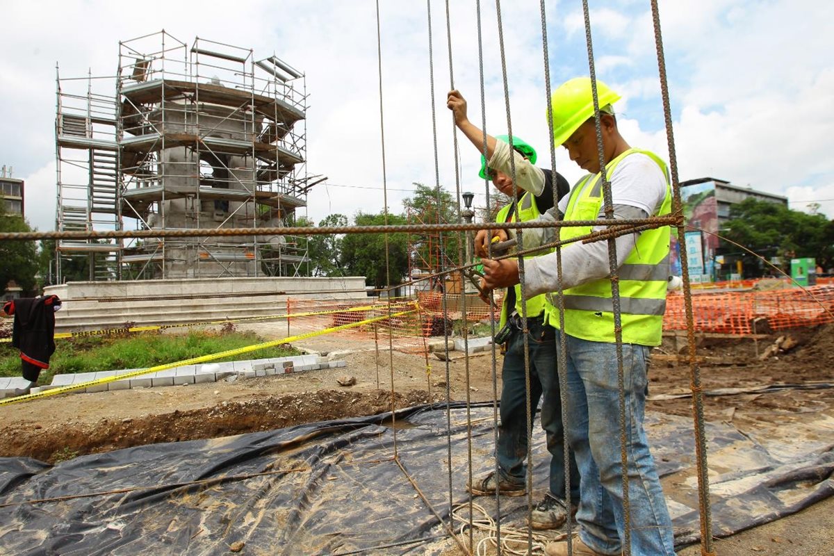 Trabajadores de la Municipalidad de Guatemala restauran la fuente de rey Carlos III, en la Plaza España, zona 9. (Foto Prensa Libre: Álvaro Interiano)