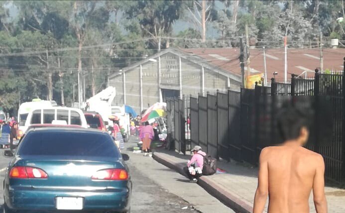 Un hombre camina desnudo en la avenida Las Américas, Xelajú. (Foto Prensa Libre: Fred Rivera)