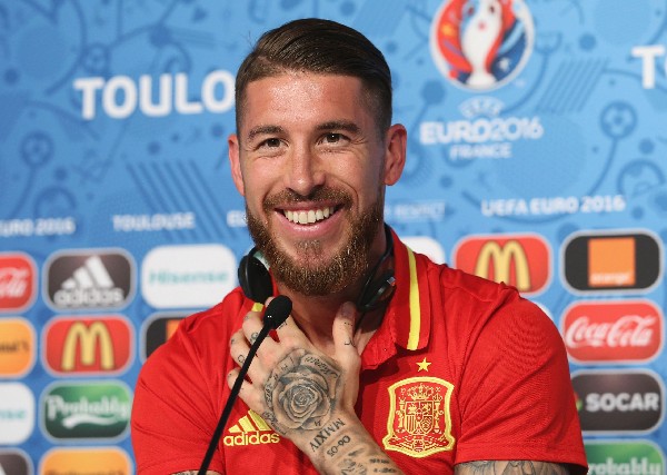 El defensa Sergio Ramos dice que cuando juega España se olvida la rivalidad. (Foto Prensa Libre: AFP)