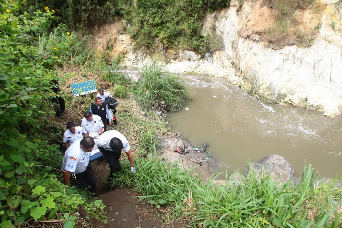 Los Bomberos Voluntarios rescatan los restos humanos de una mujer localizada en la colonia Primero de Julio. (Foto Prensa Libre: Álvaro Interiano)