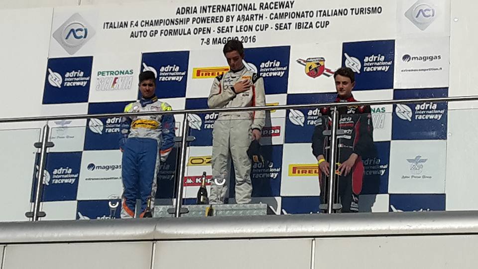 Ian Rodríguez escucha el himno nacional en el Circuito de Adria. (Foto Prensa Libre: cortesía Facebook Ian Rodríguez)