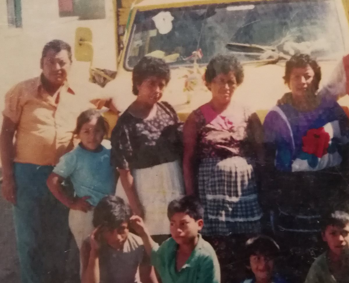 Juan Alvarado -primero de la izquierda – junto a familiares que también se han involucrado en la recolección de desechos. Foto de hace unos 30 años. (Foto Prensa Libre: Cortesía).
