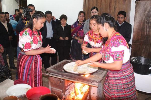 Las candidatas a Reina Indígena de San Cristóbal Totonicapán, muestran su habilidad para cocinar. (Foto Prensa Libre Édgar Domínguez)