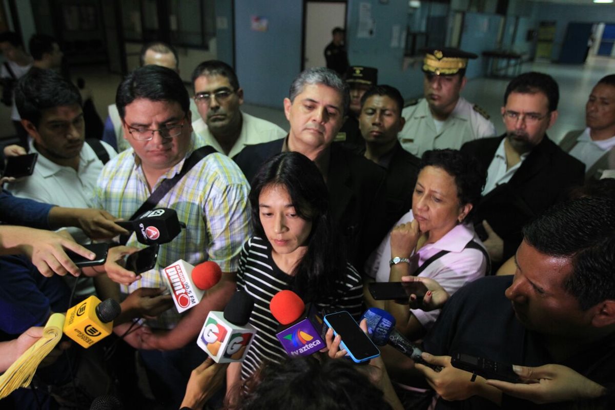 Lucrecia Hernández Mack, ministra de Salud, habla a los medios sobre la petición relacionada con el traslado de reos. (Foto Prensa Libre: Esbin García)