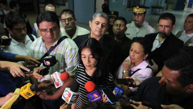 Lucrecia Hernández Mack, ministra de Salud, habla a los medios sobre la petición relacionada con el traslado de reos. (Foto Prensa Libre: Esbin García)
