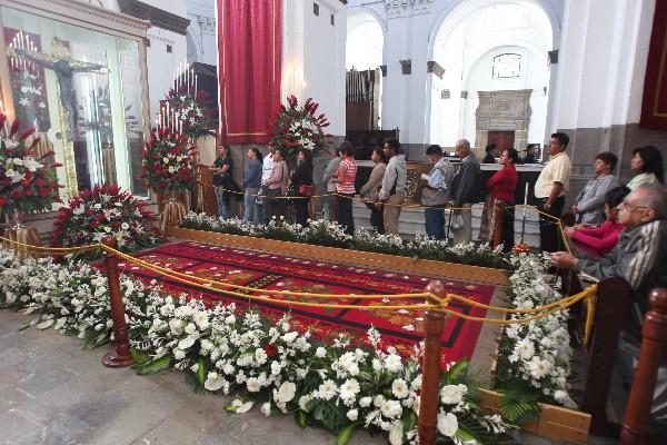 Fieles veneran al Cristo Negro en la Catedral Metropolitana, zona 1.