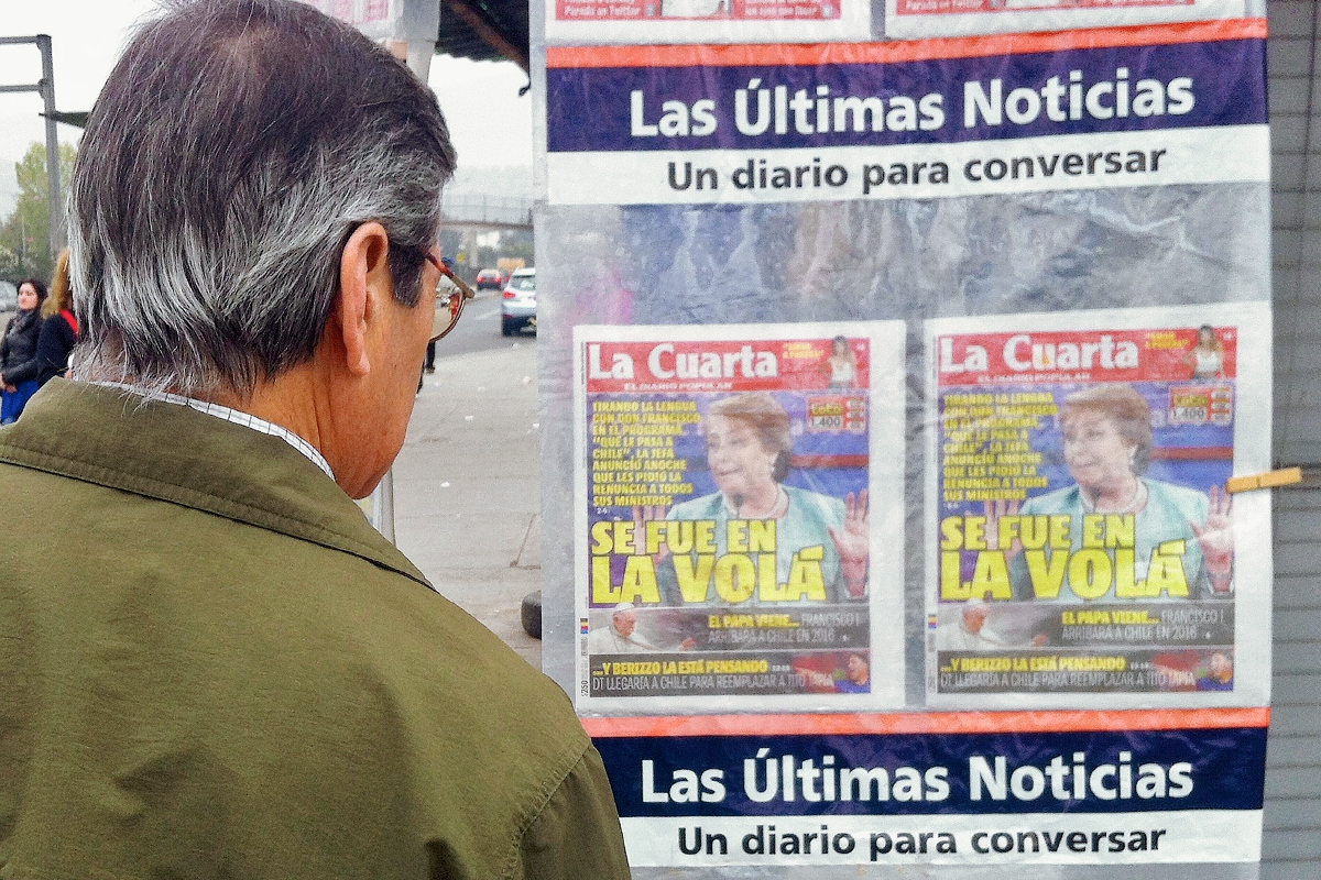Los diarios chilenos detacan a la presidenta Michelle Bachelet que pide la renuncia de su Gabinete.(Foto Prensa Libre: AFP)