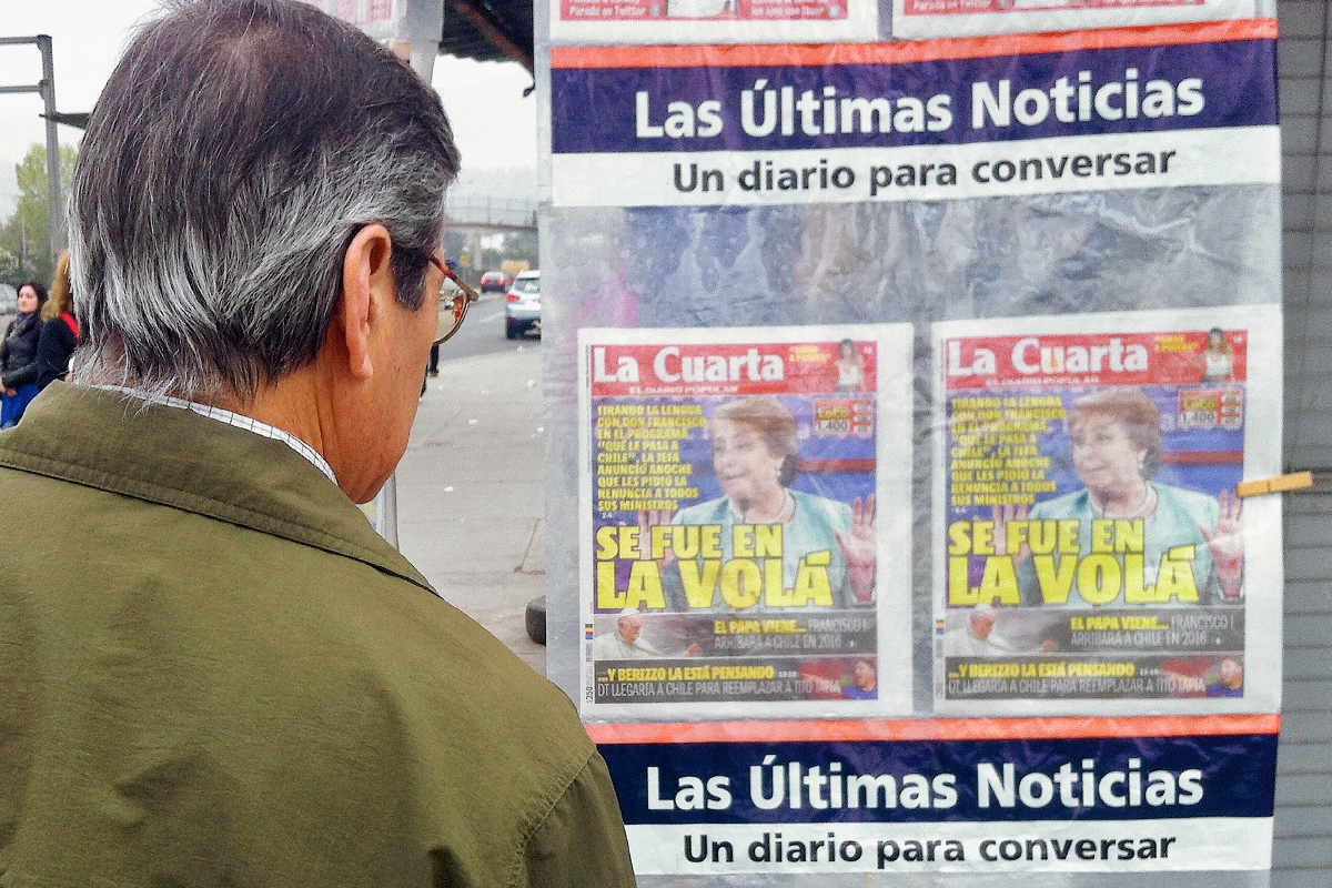 Los diarios chilenos detacan a la presidenta Michelle Bachelet que pide la renuncia de su Gabinete.(Foto Prensa Libre: AFP)