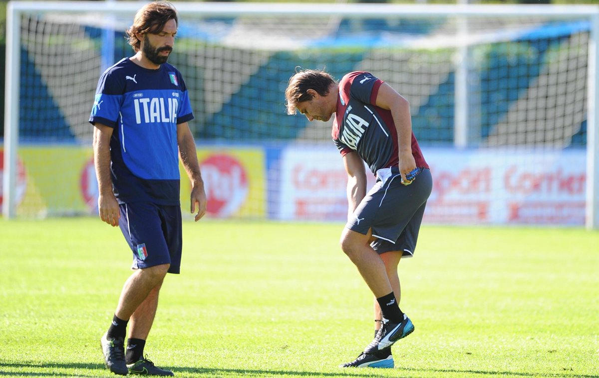 El seleccionador italiano, Antonio Conte junto a el jugador Andrea Pirlo durante uno de los entrenamientos de Italia. (Foto Prensa Libre: EFE)