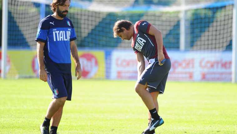 El seleccionador italiano, Antonio Conte junto a el jugador Andrea Pirlo durante uno de los entrenamientos de Italia. (Foto Prensa Libre: EFE)