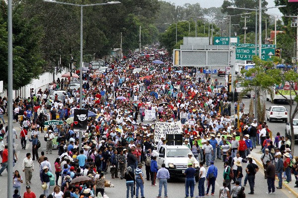 Maestros disidentes marchan en las calles de la ciudad de Oaxaca,México.(Foto prensa Libre: EFE)