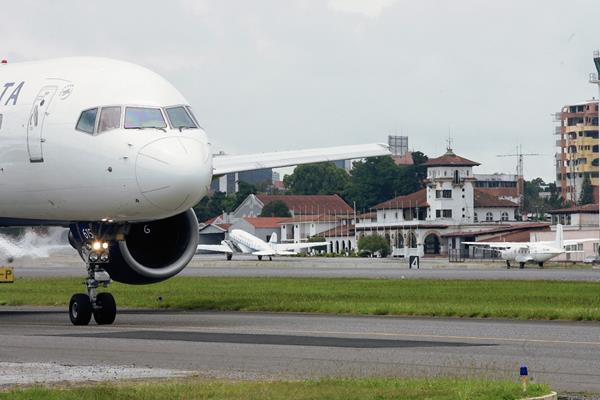 Se espera que con el recapeo de la pista, nuevas aerolíneas empiecen operaciones en Guatemala. (Foto Prensa Libre: Hemeroteca PL)