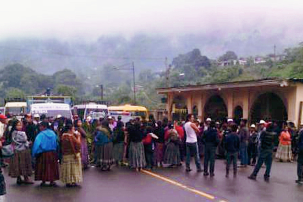 Un grupo de vecinos de Tactic, Alta Verapaz, bloquea la ruta al Polochic y las Verapaces, en el km 180. (Foto Prensa Libre: Twitter @SanGerver)