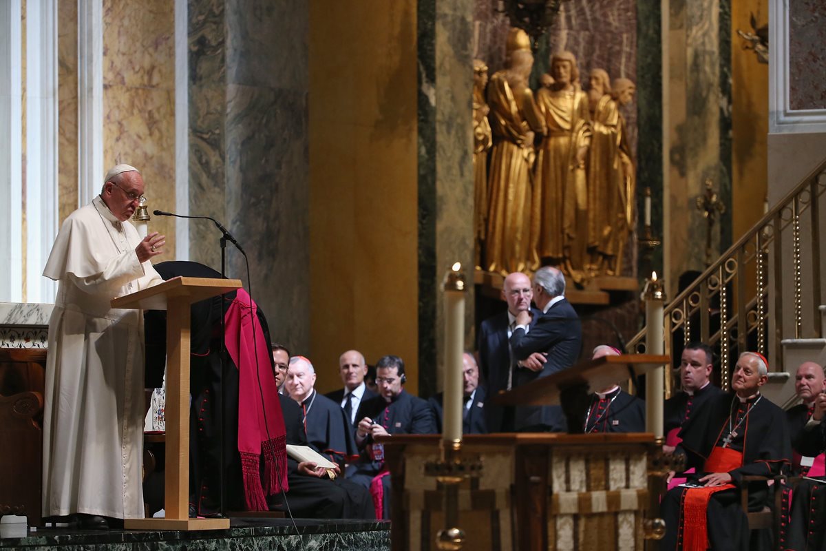 El papa Francisco se dirige a los cardenales y obispos de EE. UU. durante la reunión que sostuvo con ellos en la catedral San Mateo de Washington. (Foto Prensa Libre: AP).