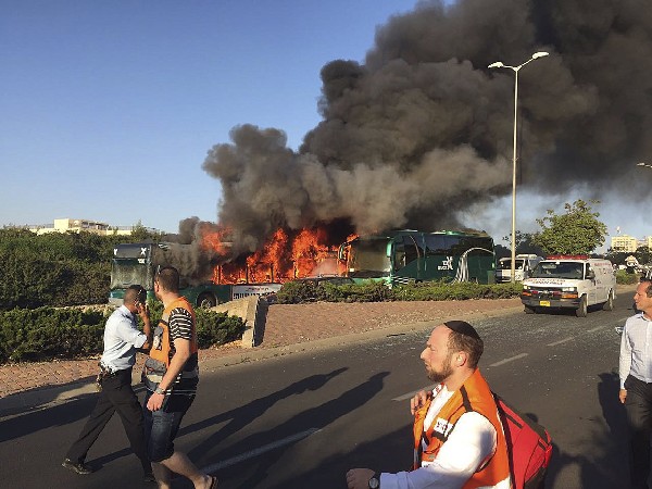 Un autobús en llamas después la explosión en Jerusalén.(EFE).