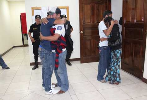 Los jóvenes se despiden de sus padres luego de ser enviados a una correcional de menores en la capital, por su responsabilidad en la muerte del menor de 11 años. (Foto Prensa Libre: Mike Castillo)