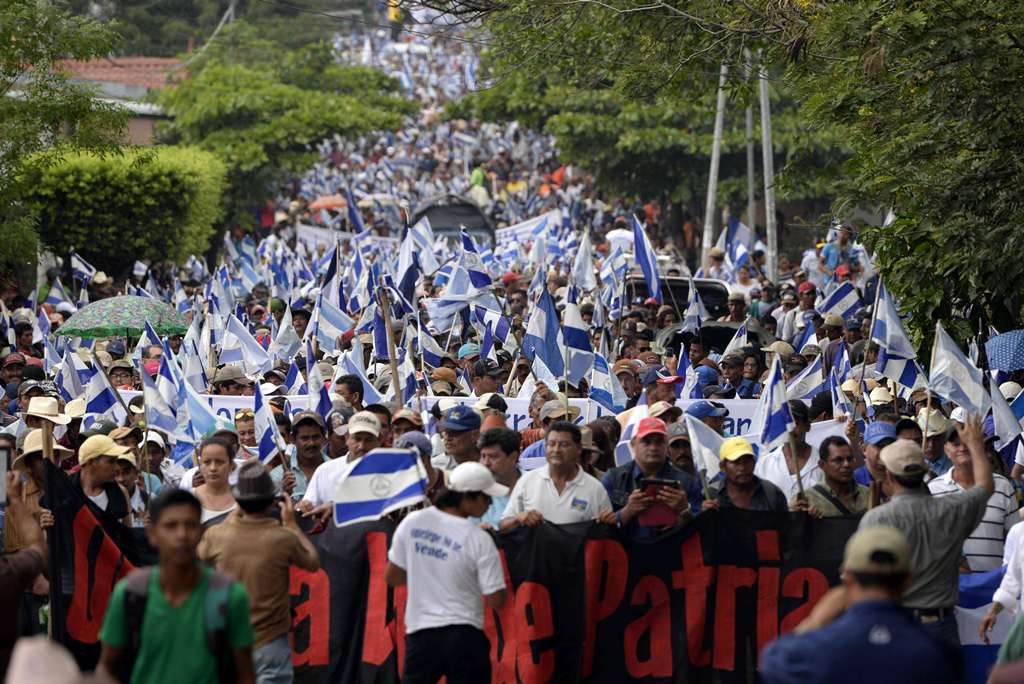 Campesinos se oponen a la mega construcción. (Foto Prensa Libre: AFP)