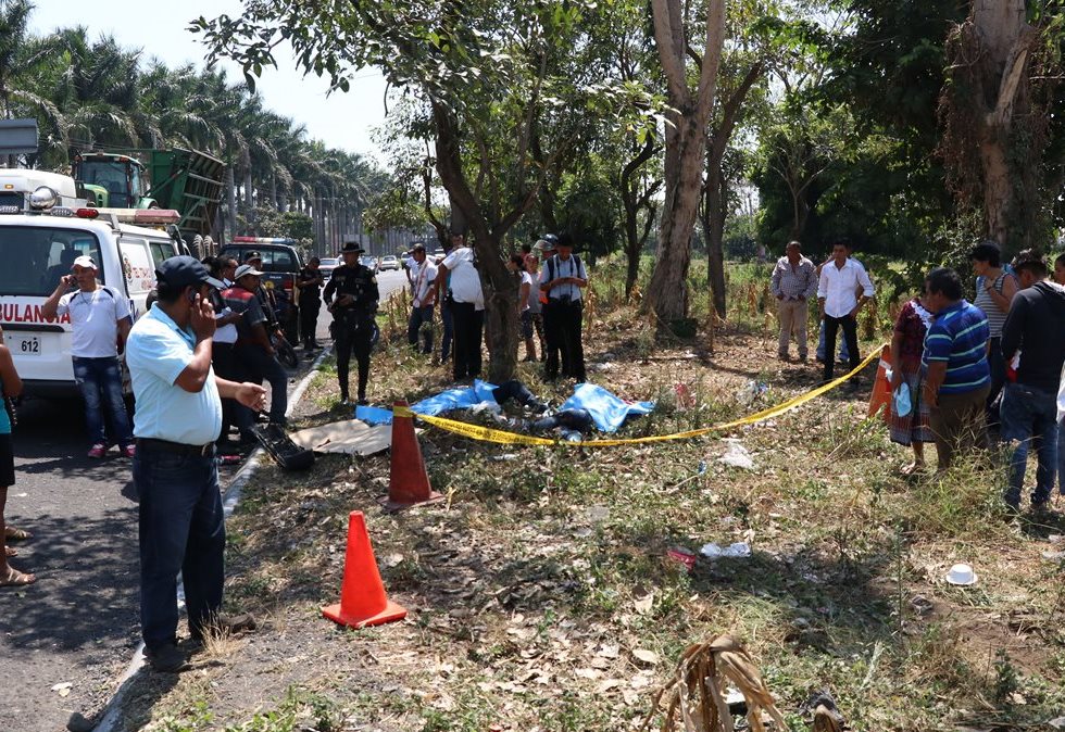 Vecinos llegan a identificar de las víctimas que se presume eran convivientes. (Foto Prensa Libre: Enrique Paredes)