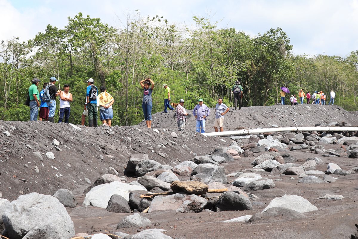 Las comunidades asentadas en las faldas del Volcán de Fuego tienen como vía de acceso el río Ceniza, pues en el área no hay puentes. (Foto Prensa Libre: Carlos Paredes)