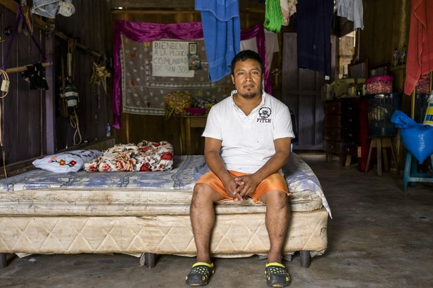 En su vivienda en El Ceibo, Petén, Andrés da apoyo a los migrantes que cruzan por esa frontera. (Foto Prensa Libre: Acnur)